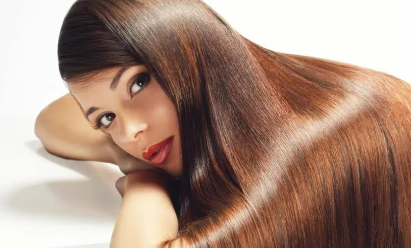 Cabello liso y brillante tras un alisado con ácido hialurónico