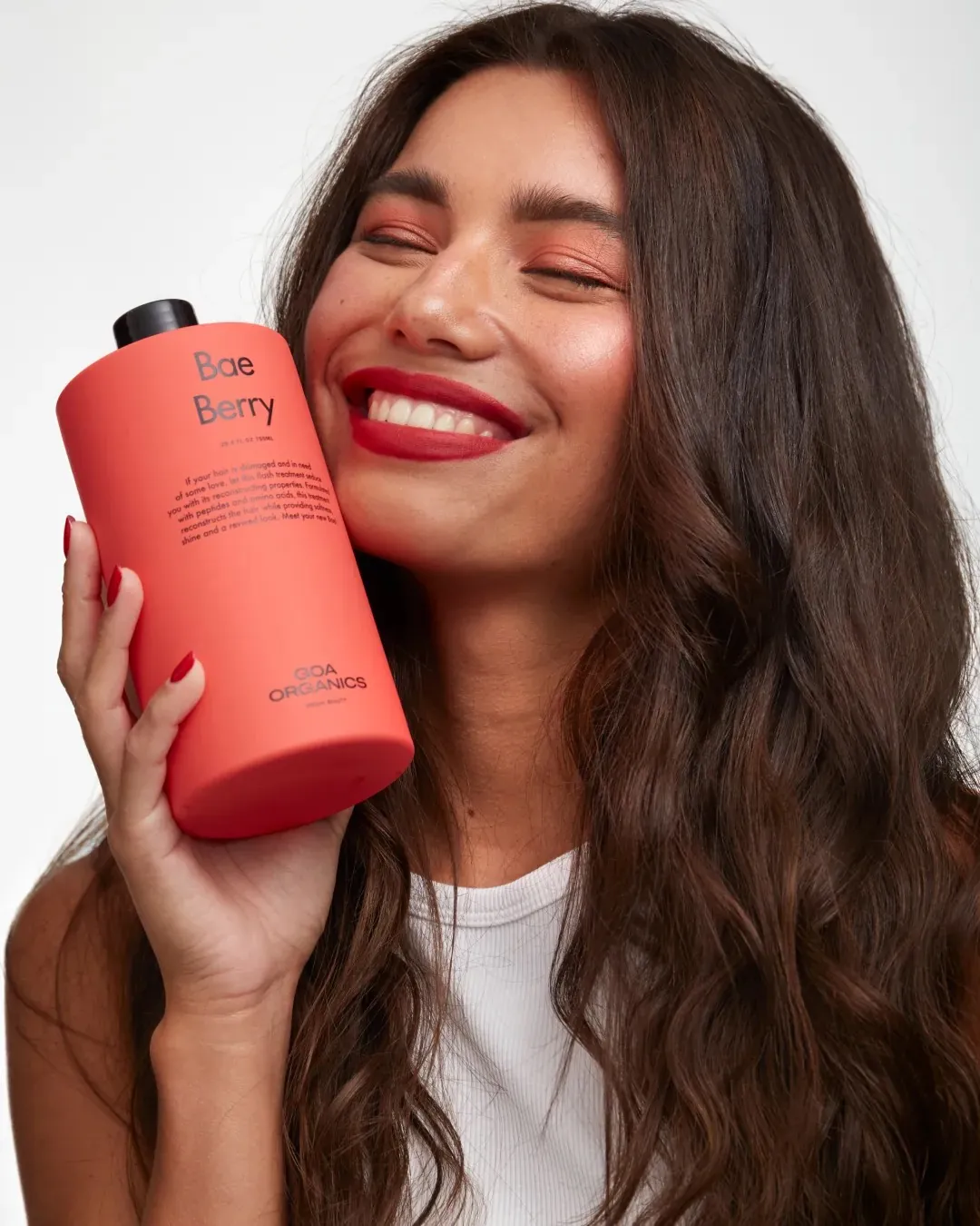 Cabello teñido en tono bae berry, rojo frambuesa intenso