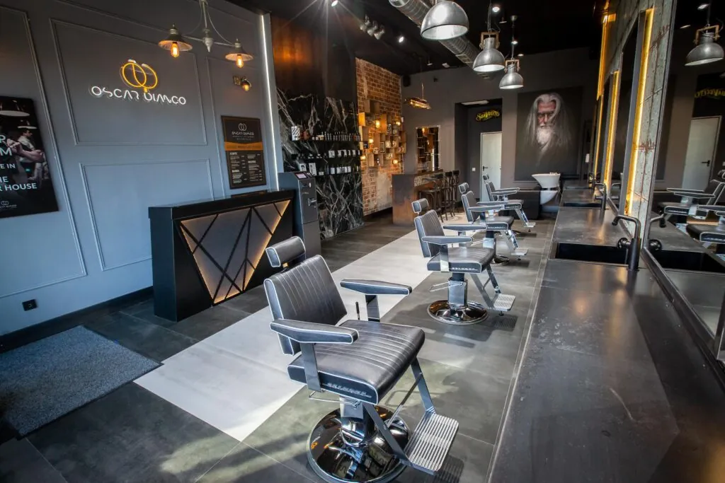 Interior de la barbershop con sillones y espejos de barbería