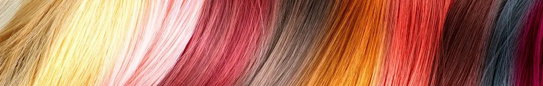 Frascos y tubos de coloración y productos de peluquería sobre fondo neutro