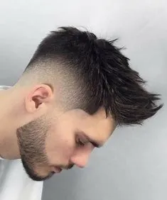 Corte de pelo fade en perfil, degradado a máquina