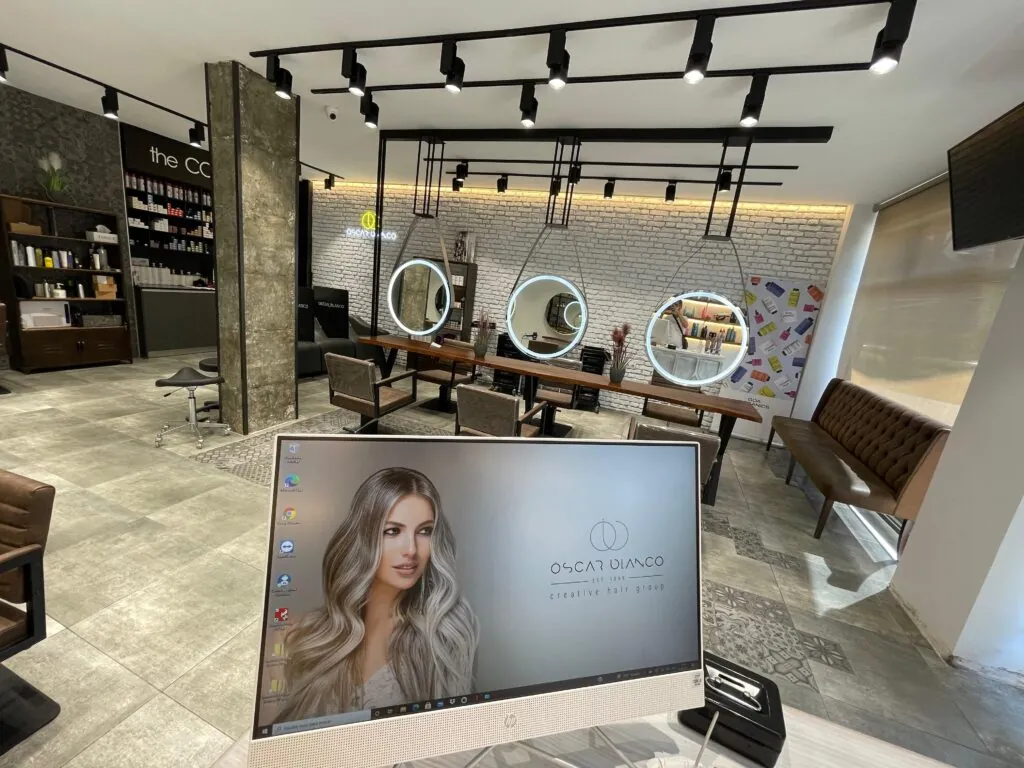 Interior del salón de Óscar Blanco Peluqueros con sillones de peluquería y luz natural