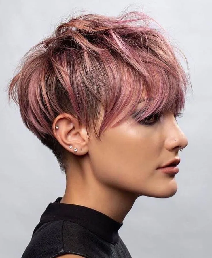 Corte pixie corto con flequillo lateral